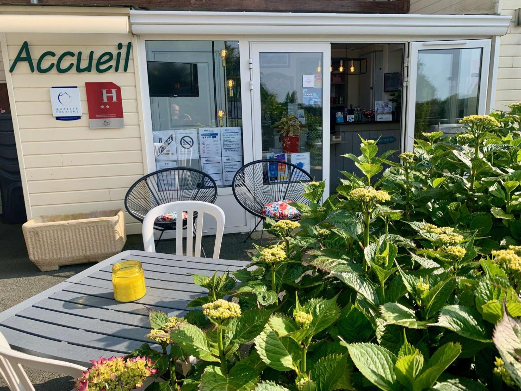 Brit Hotel Lannion-Perros Guirec Екстериор снимка